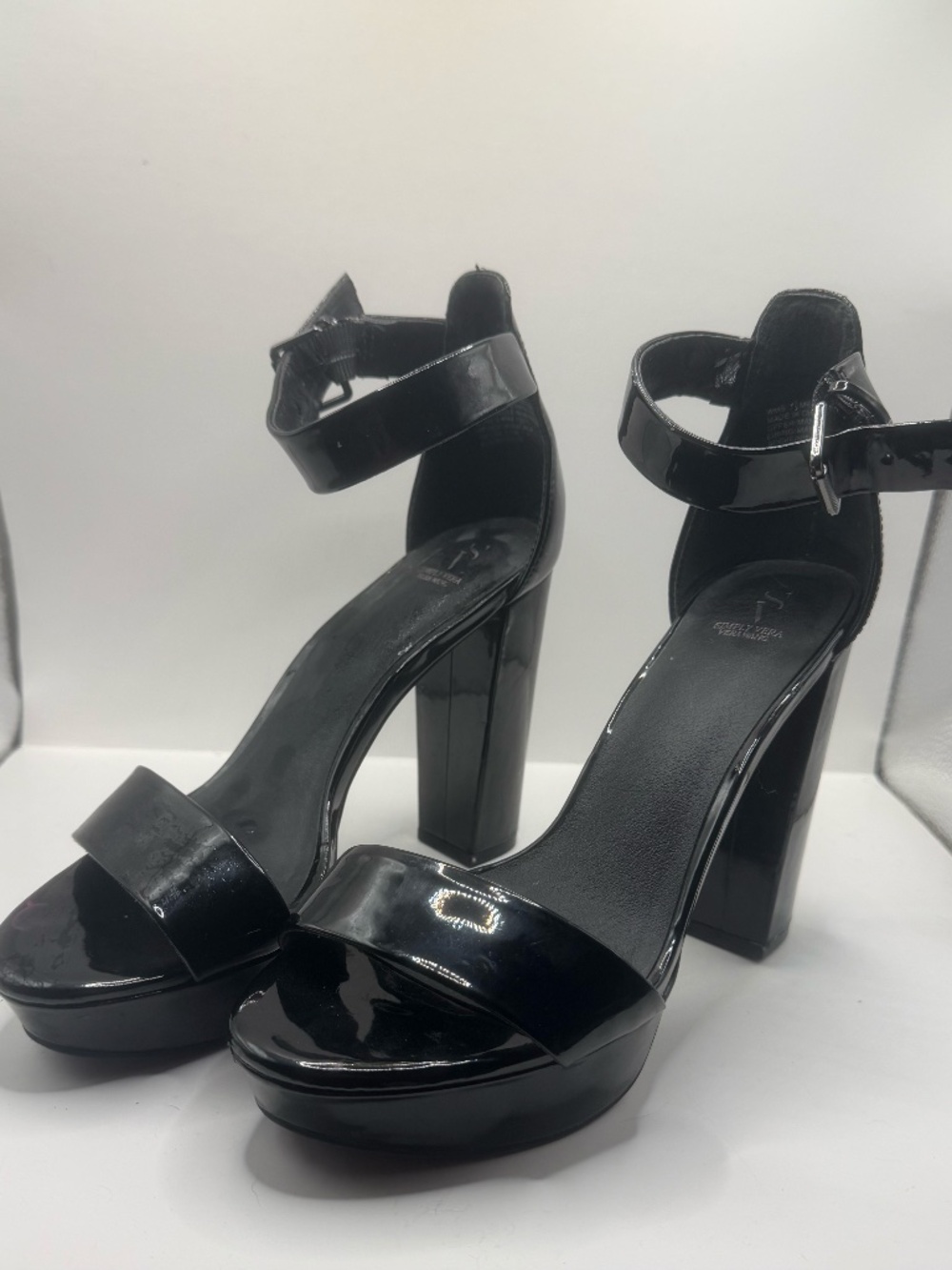 Simply Vera Wang Black Patent Ankle Strap Chunky Heels Size 7.5